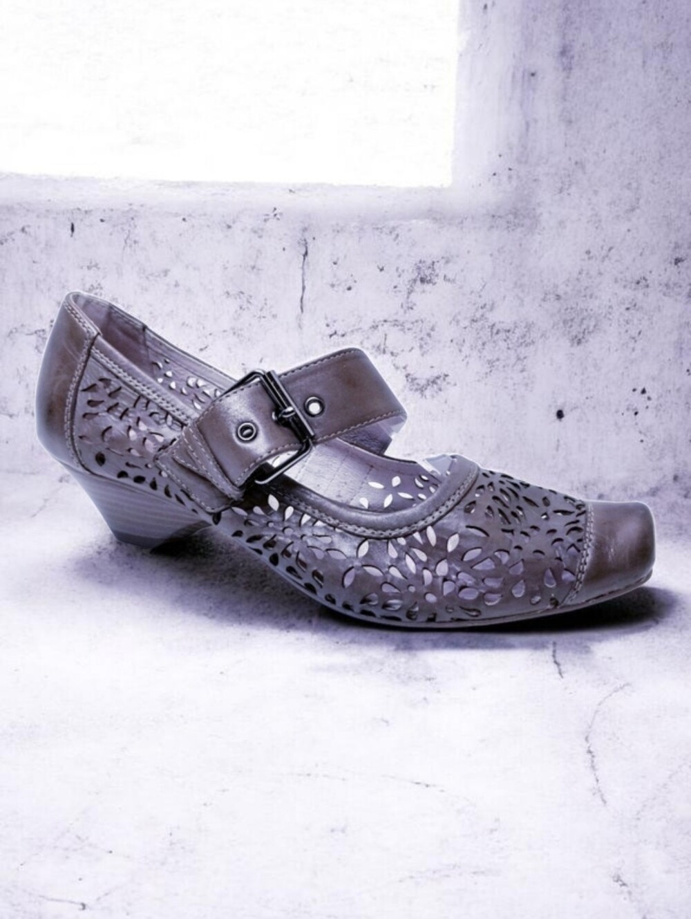 Roberto Santi Mary Jane Heels 38 8 Perforated Leather Square Toe Low Heel Shoes